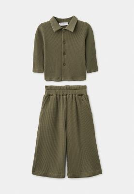 Комплект из рубашки и брюк